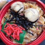 Michi no Eki Toyoura - 帆立丼の蓋をとってみました
                      カツ丼とか 親子丼みたいな卵とじな感じ 味付けは甘め