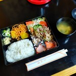 ムトー - 味噌汁と一緒にお盆にのって配膳されます。