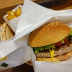 FRESHNESS BURGER Nakano Kitaguchi Ten - クラシックバーガー＆フライドポテト