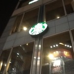 スターバックス・コーヒー - 2012/10 ＪＲ池袋駅東口の明治通沿い、西武池袋本店と西武池袋本店別館（無印良品）の間の角の１０階建てぐらいのビルの１階から３階