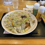 Ringer Hut Kawasaki Inadatsumi Ten - 野菜たっぷり皿うどん
                      
                      ついてくるドレッシングは柚子胡椒が好み