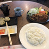 Enishi - トンカツ定食と餃子（餃子は食べかけ）