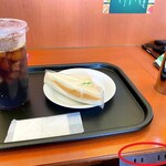 CAFFE VELOCE Inari Cho Ten - コンセントが設置された席に座りました(赤丸部分→コンセント)