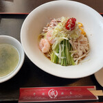 中国酒家　成 - 冷やし中華
            ラーメン丼？に乗ってきます
            少ないようでボリューム満点！！