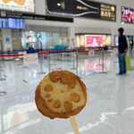 Agetateya Kuko Sukai Shoppu Ten - 空港のベンチに座ってパクリッ(*´ч`*)♡れんこんのシャキシャキが美味しい！