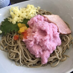 Hisui Soba Senmon Ten Kawasemi - おろしそば　　1210円
                        たっぷりかかっているピンクは大根おろし！
                        辛味はなく、むしろ甘め。
                        ハムやピクルスが乗るなど独創的なお蕎麦です。