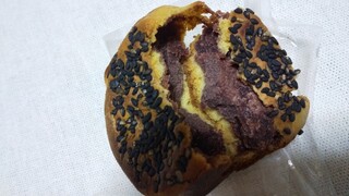 Koganeya Kashiten - 水分少なめのこし餡で、甘さは抑え目。お茶請けに！