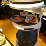 焼肉きんぐ - 自律走行配膳ロボット ベア・ロボテックス社 「Servi」