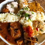 Spice Cafe Makaramo - ココナッツはマイルドかと思いきや、スパイスがよく効いてる！！どちらのカレーも美味しい(≧∀≦)チキン南蛮は普通かな！アチャールが乗ってて箸休めに良い(^O^)