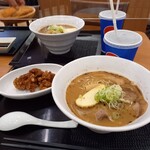 Meifa Ion Moru Nagoya Domu Mae Ten - ラーメンとからあげ