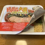 LAWSON Maebashi Komagatachohigashi Ten - 「ペヤング 超超超超超超大盛ペタマックス 醤油ラーメン」湯は熱湯を 2L 以上注ぎ、3分経ったら即座に喫食に入った。流石に熱々で、麺を啜りつつ火傷する寸前であった。