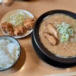 三河開化亭 - 豚骨らーめんセット(黒らーめん、唐揚げ)