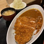 Tonkatsu Arima - お皿は横に約３５ｃｍです。かなりの量なので満足感と満腹感で後半はペースダウン間違いない(^_^;)