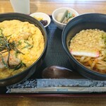 情報交差点ぽーたる 軽食コーナー - 親子丼 と ミニうどん