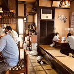 Bobura Udon - 店内をパシャ
      平日の１２時過ぎ