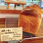 パンヤ ア ラ ボンヌ ミッシュ - お店の棚の食パン