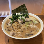 Ramen Fujinami - にんにく味噌ラーメン大盛（太麺）900円