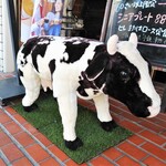 ハンバーグととんかつの店 ハンとん亭 - 店先のホルスタインのぬいぐるみ