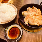 Kozuki - 鉄鍋餃子(８個) ＝４５０円
                        白ご飯＝２２０円