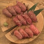 肉焼き酒場 二と九 - ♦︎（上）黒毛和牛肉寿司（１貫） 110円(税込)
      ♦︎（中）A5黒毛和牛赤身握り（１貫）319円(税込)
      ♦︎（下）A5黒毛和牛サーロイン握り（１貫）517円(税込)