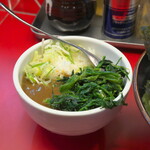 横浜家系ラーメン 東横家 - 牛すじカレー250円　（ほうれん草はラーメンから）