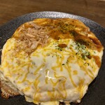 お好み焼き居酒屋 三日月 - 三日月チーズ焼き　特製チーズソースです