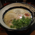 九州とんこつラーメン ひろ - NEOとんこつ(800円、斜め上から)