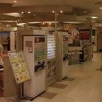 DESSERT CORNER - （平成２２年１２月）フードコートの食券販売機越しに見た店舗外観です。