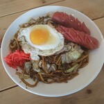 Yakisoba × Nanairo Shoronpo Wakadaisho - 目玉焼きウィンナーやきそば 700円