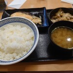 Yoshinoya Oji Higashi Ten - 豚鮭定食（602円）