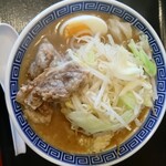 津志田 虎勝軒 - 具材はトロトロチャーシュー、野菜、味玉半玉も付いている。