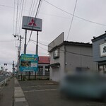 津志田 虎勝軒 - 駐車場は店前に斜め停めの3台かな。国道4号線に面してるので気を付ける必要がある。ポイントは向こうの信号が赤になった時がチャンス！