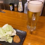 Nakane Ya - 生ビールとお通しのキャベツ