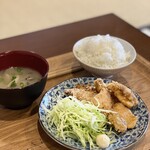 あらくら食堂 - 地元の味すりだねと体に良い醤油麹に漬け込んだ２種類が味わえる唐揚げ定食