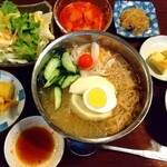 ケンタママの店 - 水冷麺定食·980円。今日も賑やかなコリアンランチ。