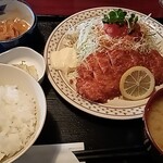 Aoyama V Duck - 生鮭フライ定食(1,050 円)