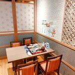 Sushi to Yamagata Soba Kabuki Rakushisu Furonto Ten - モダンな和食屋さんの店内♪