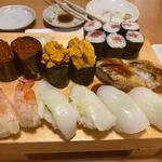 Sushi Izakaya Yatai Zushi Kyudai Byoin Mae Cho - 最後の〆はこの店自慢の寿司盛り、甘エビ、イカ、穴子、いくら、ウニ、えんがわ、鉄火巻きの盛り合わせを二人でいただいてこの日の飲み会は終了です。
                       