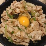 伝説のすた丼屋 - 生卵を丼にオンざライス