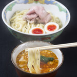 Tsukemen Kinryu - 「釜揚げ」とは温かい麺を熱々の出汁に浸し、熱々のつけ汁でご提供。寒い季節にこそ美味しいつけめんです。