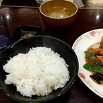 Cho Hakkai - 酢豚定食のご飯、漬物、中華スープ