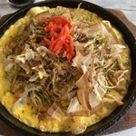 Chateau Kuwana - 鉄板焼きそば！！
                      目玉焼きではなく薄焼き卵バージョンなのだ♪