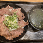 カルビ丼とスン豆腐専門店 韓丼 - 牛タン丼880円、わかめスープ50円