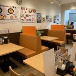 Nagasaki Chanpon Takami - 店内明るく清潔で感染予防対策も万全です。