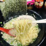 Ramen Kontena Ya - 麺　細麺、やや縮れ　硬め