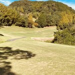 Satsuki Golf Club Tenpai Course - ＯＵＴ２番ホール ３１６ヤード
                        右ドッグ ２打目打ち上げの厄介なホール