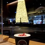 TULLY'S COFFEE Tokyodomushitikurisutarabenyuten - 高さ15mの巨大ツリーをバックに