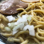 Noko Iekei Ramen Bonchiya - 刻み玉ねぎを入れて食べると美味しい！玉ねぎのシャキシャキ感と辛味であっさりと頂けます。