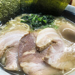 Noko Iekei Ramen Bonchiya - 20cmほどの丼に入って提供。油が浮いた白濁スープに分厚そうなチャーシューが3枚、煮卵、ほうれん草、海苔5枚・ネギのラインナップ。