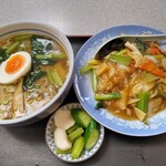 Benien - 本日のおすすめA.中華丼・ラーメンセット900円(税込)
                        ラーメンはあっさり醤油スープで透明感あって美しい。
                        雑味がなくホッとするお味♪
                        中華丼も良い味出してますね！ラーメン同様熱々で具材たっぷりです